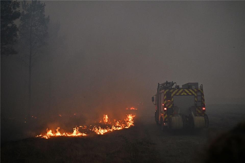 Die Waldbrände bei Bordeaux verursachen dichten Rauch.Emma Da Silva/AP/dpa