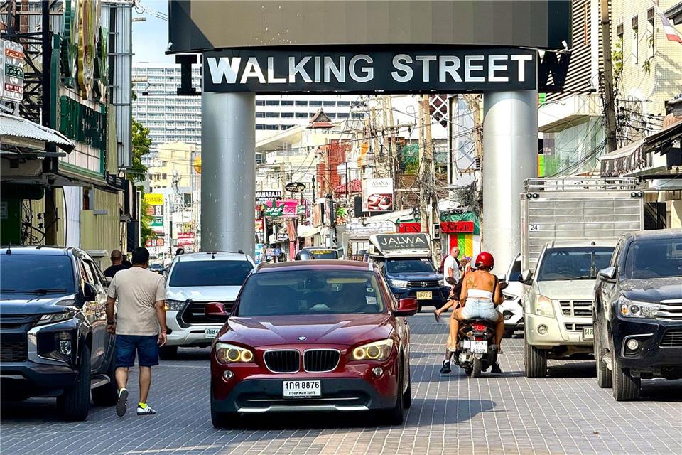 Die Walking Street ist weltweit als Rotlichtviertel bekannt.Carola Frentzen/dpa