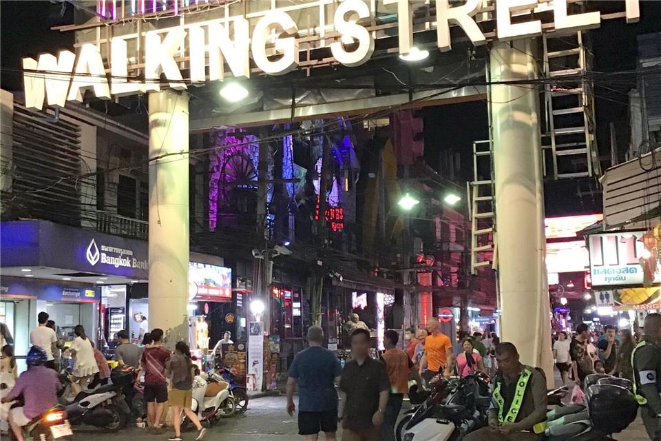 Die Walking Street ist weltweit als Rotlichtviertel bekannt.Caroline Bock/dpa