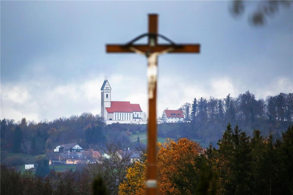 Die Wallfahrtskirche liegt auf dem Bussen. (Symbolbild)Thomas Warnack/dpa