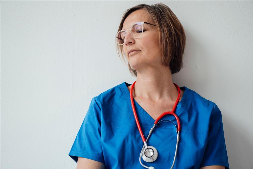 Die Wand im Rücken gibt Stabilität: Wer im Beruf mit starken Emotionen konfrontiert ist, sollte sich erst mal sammeln.Joseffson/Westend61/dpa-tmn