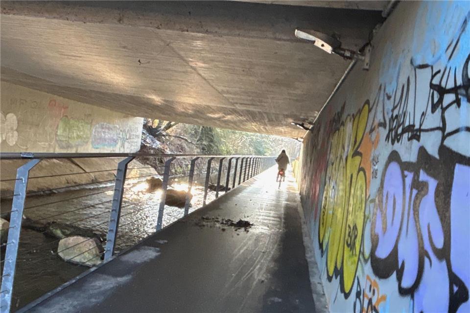 Die Wand neben dem Radweg soll von Schülern und Künstlern neu gestaltet werden.