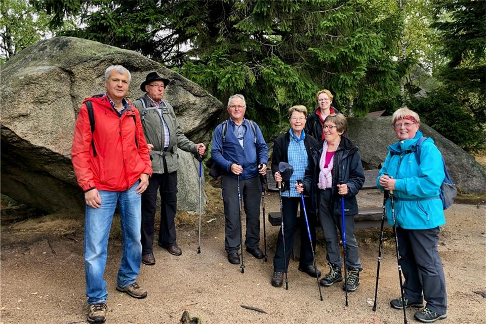 Die Wandergruppe des Raesfelder Heimatvereins ist wieder unterwegs. Das Foto ist bei einer Wanderung vor der Coronavirus-Pandemie entstanden.