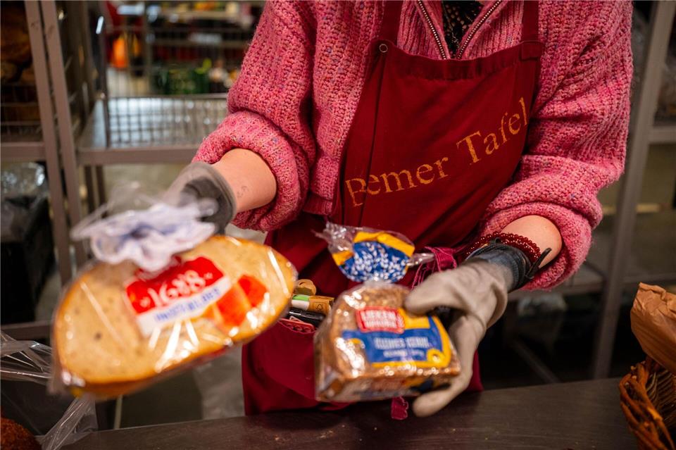 Die Waren der Tafeln stammen von lokalen Märkten sowie von großen Herstellern.Sina Schuldt/dpa