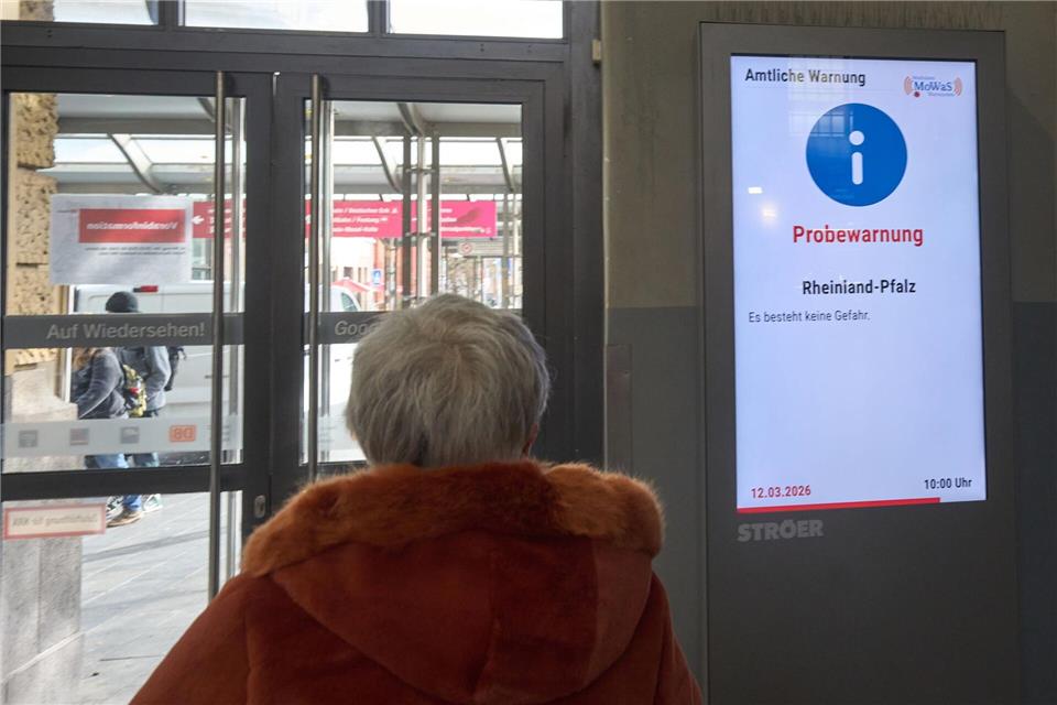 Die Warnmeldung war auch auf Bildschirmen wie hier am Koblenzer Hauptbahnhof zu sehen.Thomas Frey/dpa