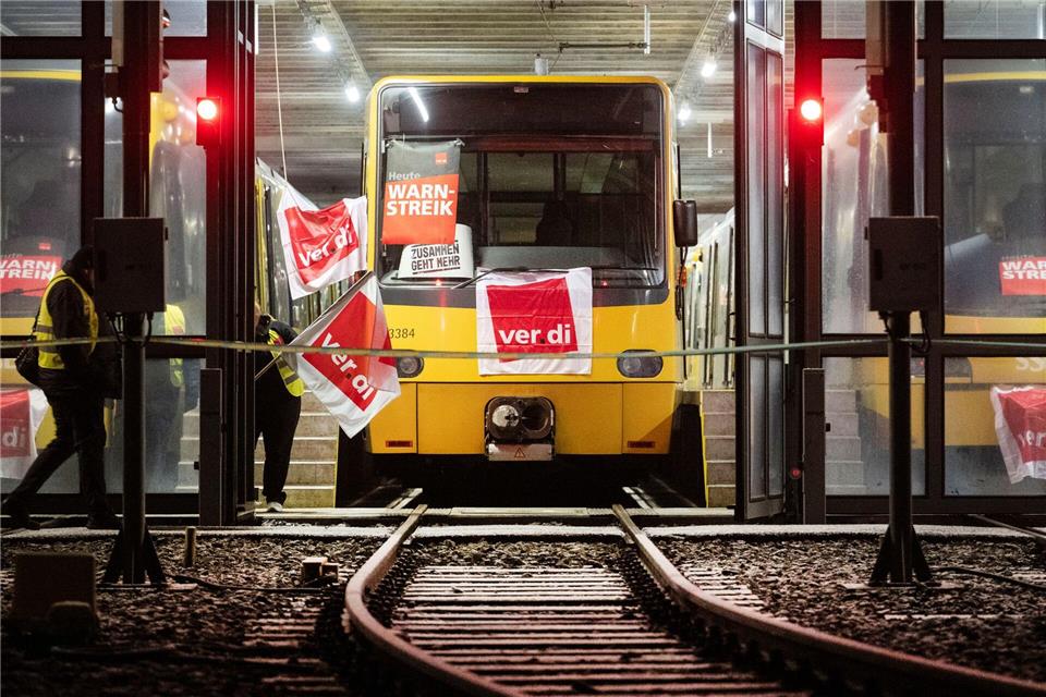 Die Warnstreiks im Nahverkehr bekommen vor allem Pendler, Schülerinnen und Schüler sowie deren Eltern zu spüren.Marijan Murat/dpa