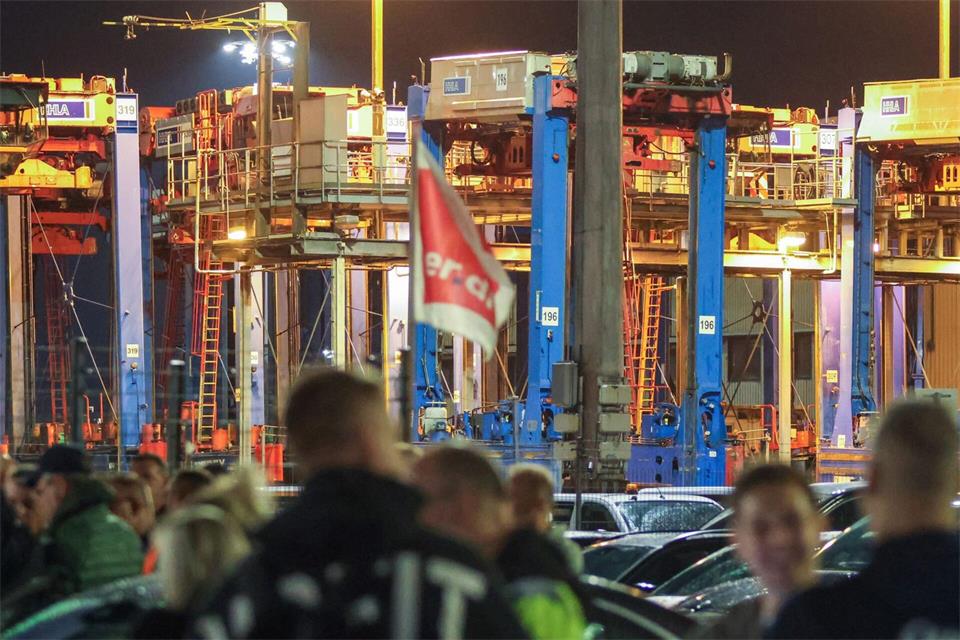 Die Warnstreiks sollten bis zu 24 Stunden dauern. Bodo Marks/dpa