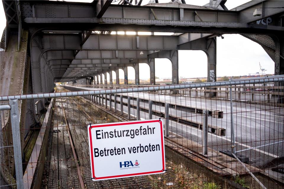 Freihafenelbbrücke nach Schiffsunfall weiter gesperrt  Die Warnung vor der Einsturzgefahr bezieht sich nach Angaben der Hafenbehörde HPA allein auf die alte Trasse der Hafenbahn.Daniel Bockwoldt/dpa