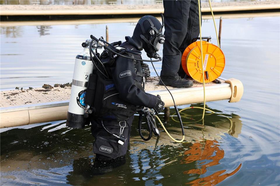 Die Wasser-Temperaturen erschweren die Arbeit.Stefan Rampfel/Stefan Rampfel/ dpa/dpa