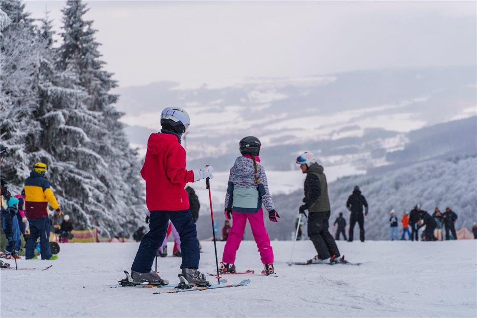 Die Wasserkuppe ist das größte Wintersportgebiet der Rhön und Hessens höchster Berg. Der Ski- und Rodelbetrieb lief dort bis zum vergangenen Samstag. (Archivbild)Andreas Arnold/dpa