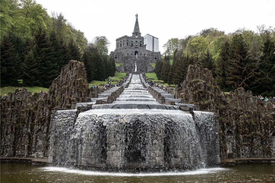 Die Wassermassen fließen nur durch die Ausnutzung physikalischer Gesetze und ohne den Einsatz von Pumpen vom Fuß des Herkules bis zum Schlossteich. (Archivbild)Swen Pf�rtner/dpa