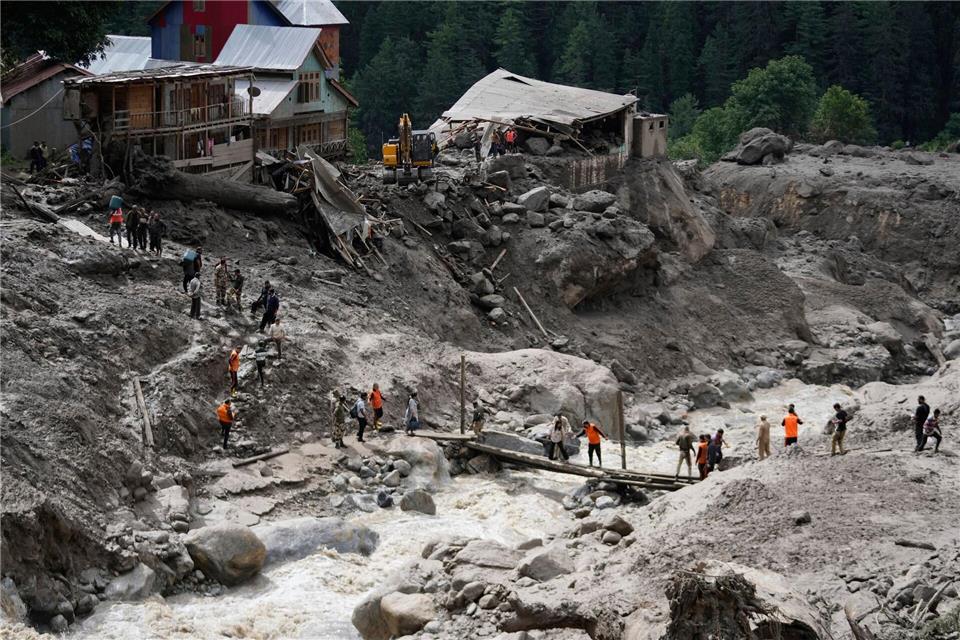 Die Wassermassen überraschten Pilger beim Essen. Mindestens 65 Menschen sind in Kaschmir bei einer Sturzflut gestorben. Channi Anand/AP/dpa