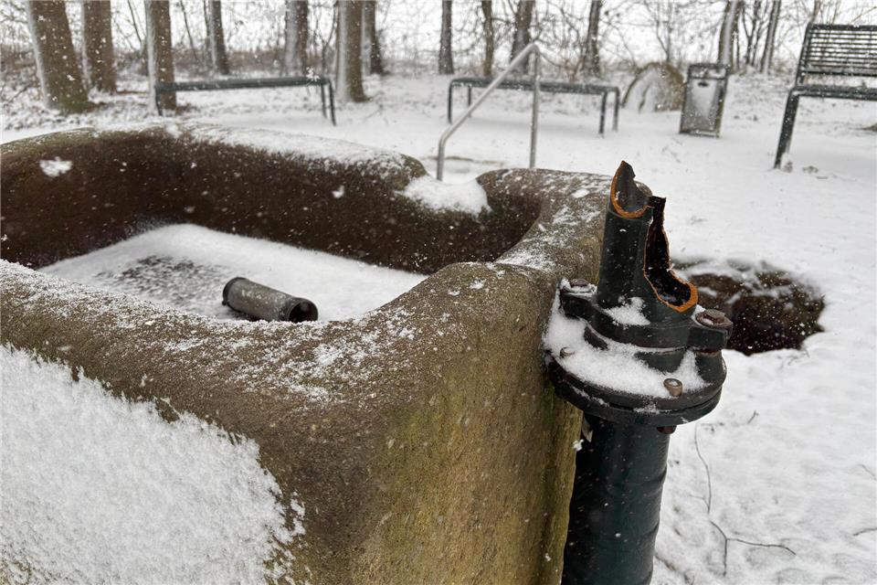 Die Wasserpumpe des Armtauchbeckens am artesischen Brunnen wurde demoliert.