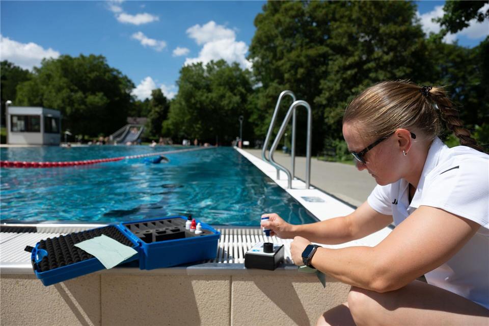 Die Wasserqualität im Freibad wird streng überwacht und unterliegt festen Vorgaben.Swen Pförtner/dpa