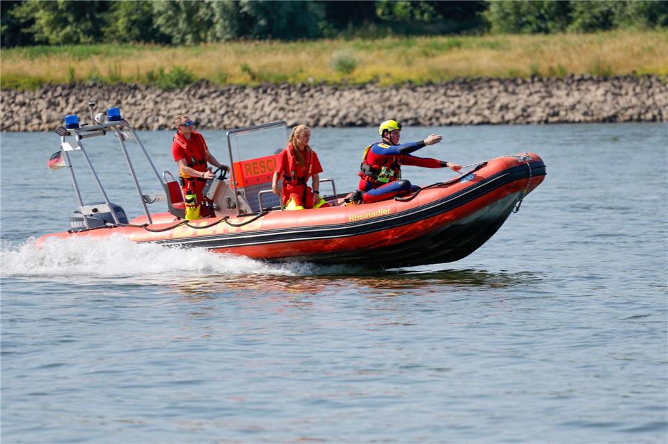 Die Wasserrettung rückt aus (Symbolbild).Thomas Banneyer/dpa