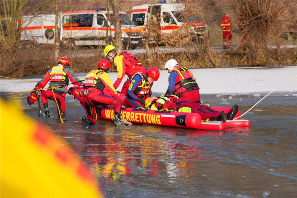 Die Wasserrettung übt einen Einsatz an einem zugefrorenen See.Enrique Kaczor/onw-images/dpa