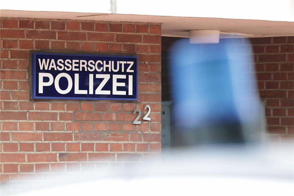 Die Wasserschutzpolizei Wilhelmshaven hat Ermittlungen aufgenommen. (Symbolbild)David Young/dpa