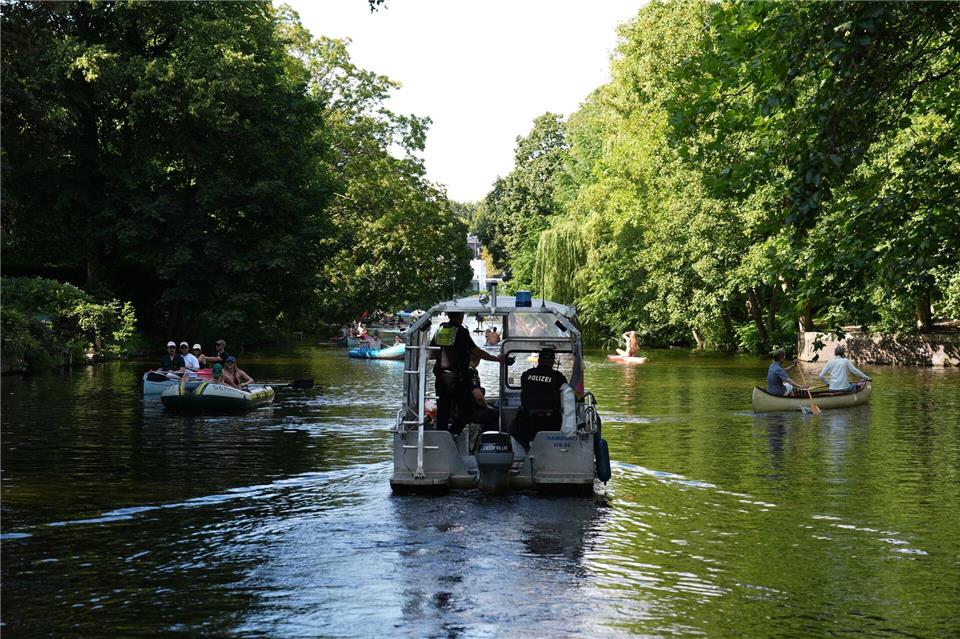 Die Wasserschutzpolizei achtet in den Nebengewässern der Alster auf die Einhaltung des Rechtsfahrgebots.Marcus Brandt/dpa