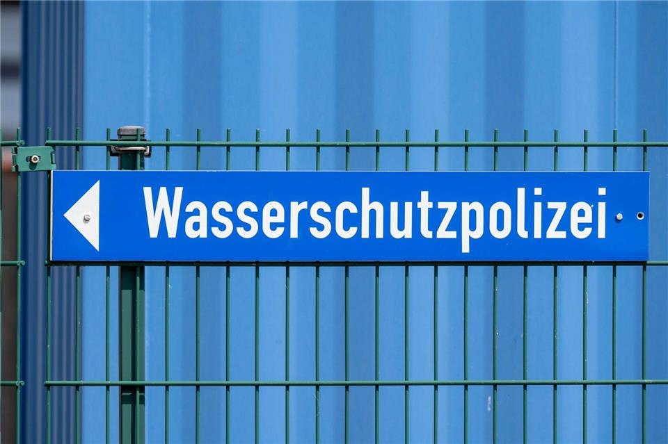 Die Wasserschutzpolizei barg im Wasser treibende Wrackteile. (Symbolbild)Stefan Sauer/dpa
