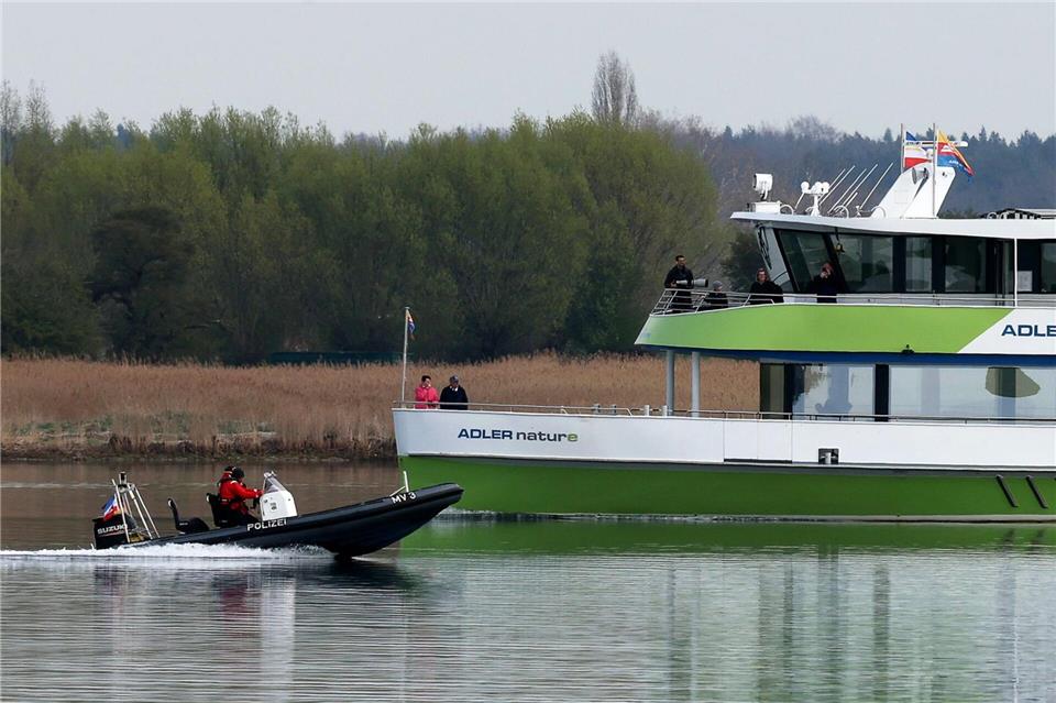 Die Wasserschutzpolizei begleitet teils ein Ausflugsschiff, von dem am Wochenende eine Frau gesprungen war. Die Polizei hatte sie in der Nähe des Wals aus dem Wasser geholt.Bernd Wüstneck/dpa