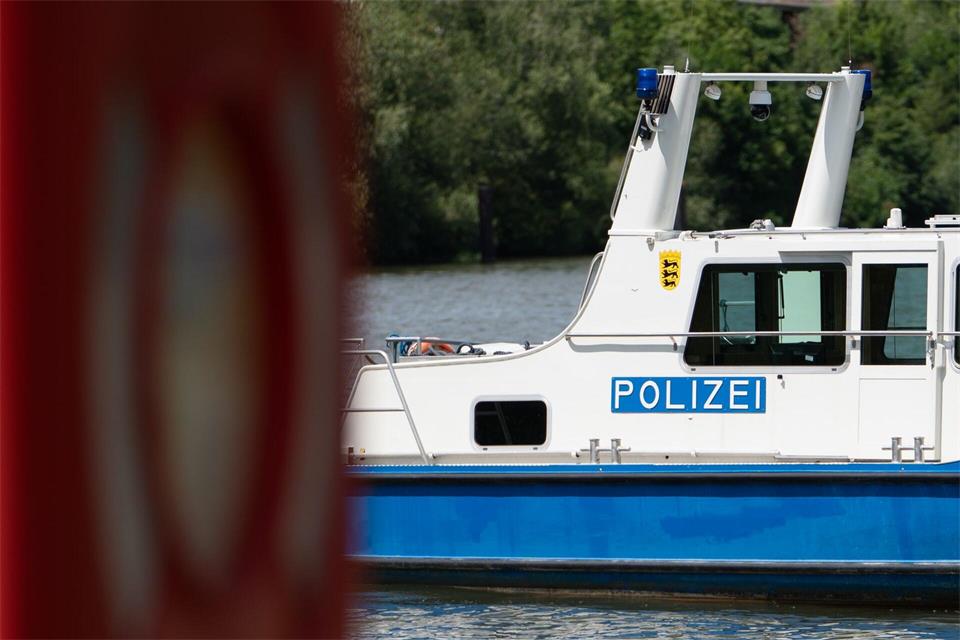 Die Wasserschutzpolizei ermittelt nach dem Aufprall an der Schleuse.(Symbolbild)Markus Lenhardt/dpa