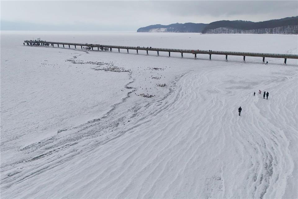 Die Wasserschutzpolizei hat vor dem Betreten der zugefrorenen Ostsee vor Rügen gewarnt.Philip Dulian/dpa