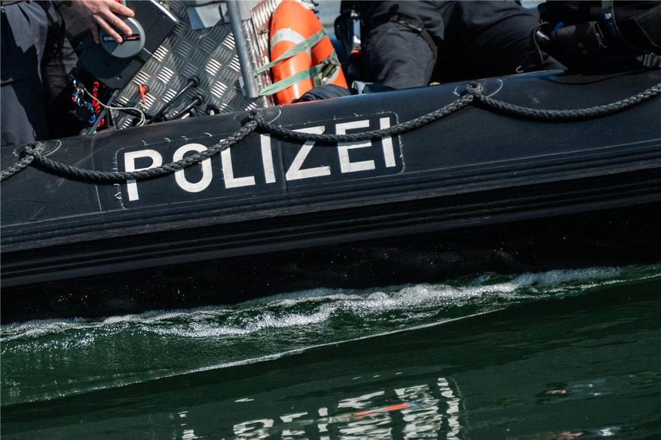 Die Wasserschutzpolizei hat zum Ferienbeginn mehrere Fälle von Fischwilderei auf dem Chiemsee festgestellt. (Symbolbild)Silas Stein/dpa