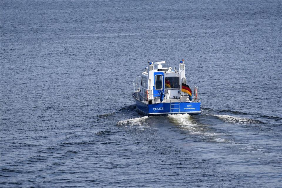 Die Wasserschutzpolizei in Potsdam kontrolliert Sportboote auf der Havel - unter anderem wegen Alkohol, Drogen und Raserei. (Symbolbild) Ralf Hirschberger/dpa-Zentralbild/dpa