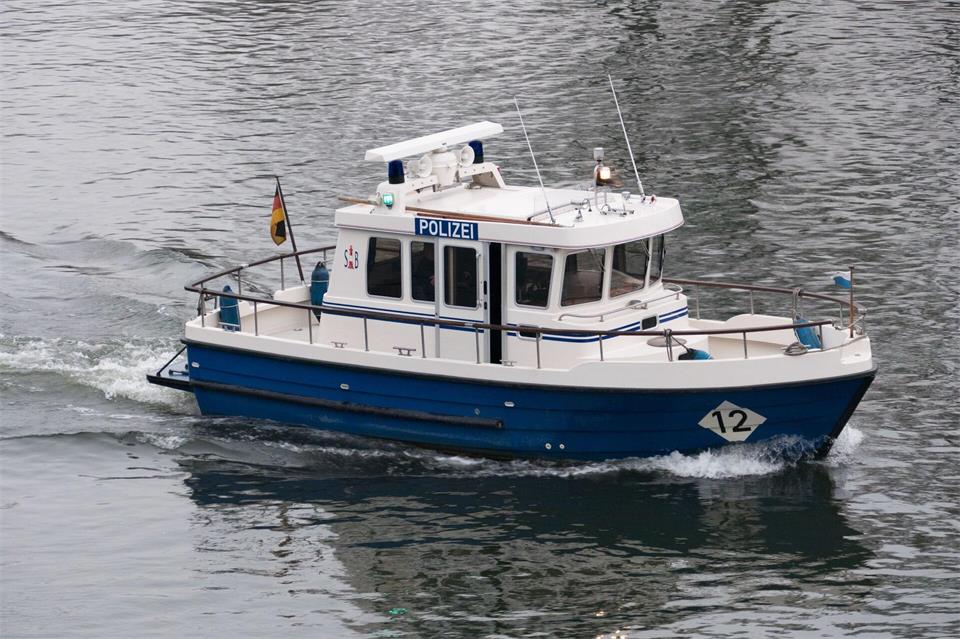 Die Wasserschutzpolizei nimmt den Unfall auf. (Symbolbild)picture alliance / dpa