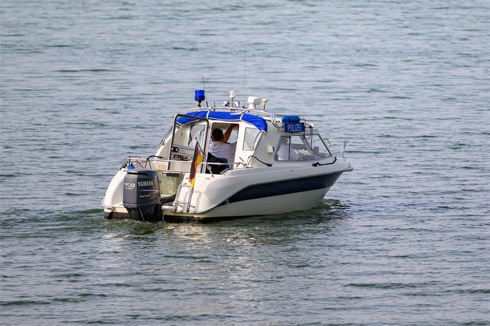 Die Wasserschutzpolizei rettete die gekenterte Besatzung. (Symbolbild)Patrick Pleul/dpa