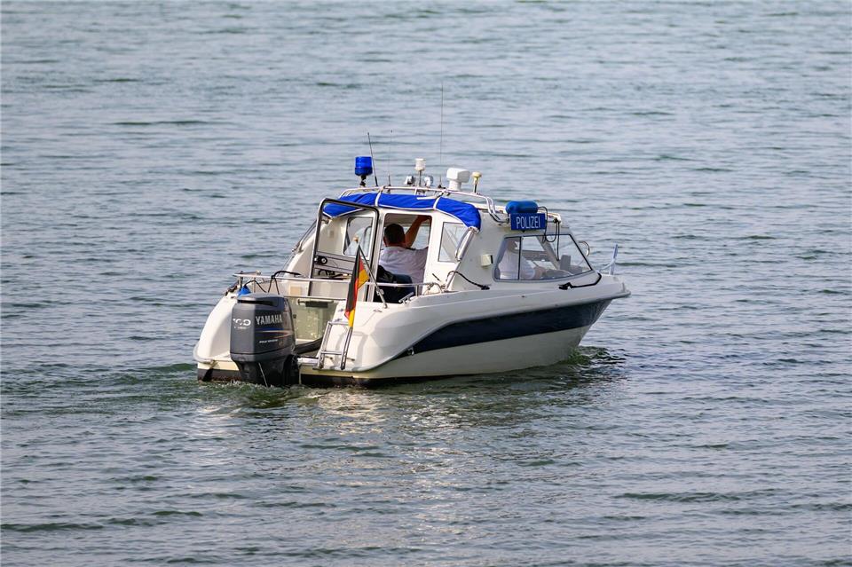 Die Wasserschutzpolizei sucht den dritten Tag in Folge nach einem vermissten 20-Jährigen im Werbellinsee in der Gemeinde Schorfheide. (Symbolbild)Patrick Pleul/dpa