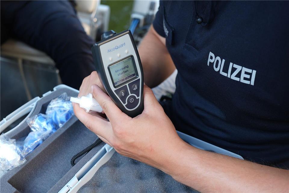 Die Wasserschutzpolizei verwendet Geräte zur Bestimmung des Atemalkoholwerts.Marcus Brandt/dpa