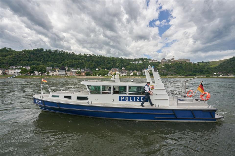 Die Wasserschutzpolizei war bei dem Schiffsunfall auf dem Rhein im Einsatz. (Symbolbild)Thomas Frey/dpa