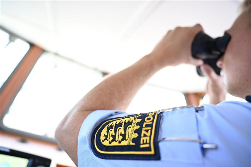 Die Wasserschutzpolizei war wegen eines schwimmenden Wohnmobils im Rhein im Einsatz. (Symbolbild)Felix Kästle/dpa