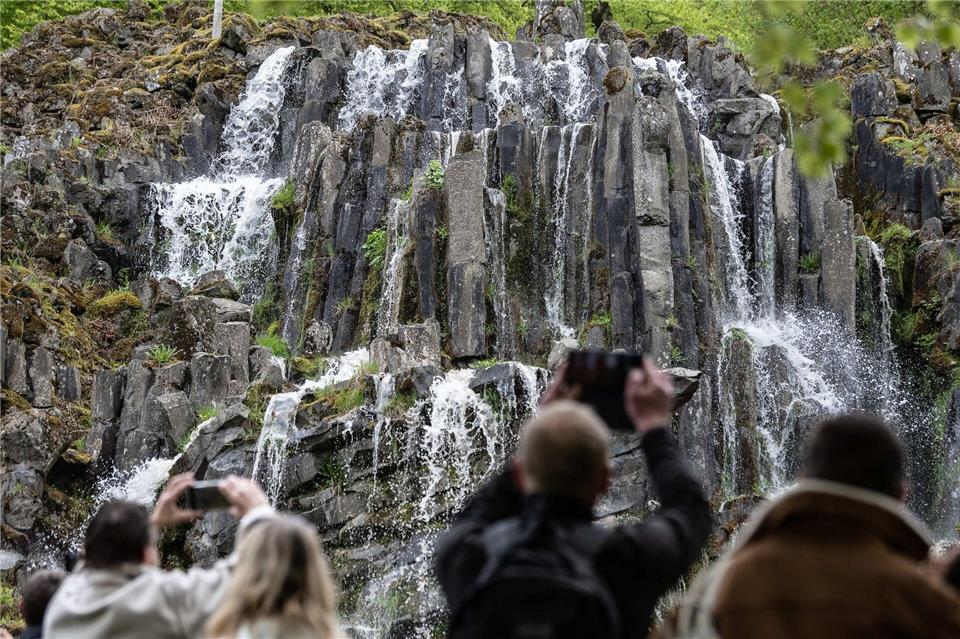 Die Wasserspiele locken regelmäßig tausende Besucherinnen und Besucher in den Bergpark Wilhelmshöhe, die dem Lauf des Wassers zu Fuß folgen. (Archivbild)Swen Pf�rtner/dpa