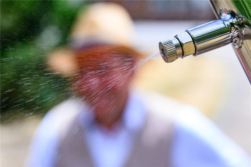 Die Wasserversorger in Brandenburg warnen vor Wasserverschwendung. (Symbolbild)Patrick Pleul/dpa