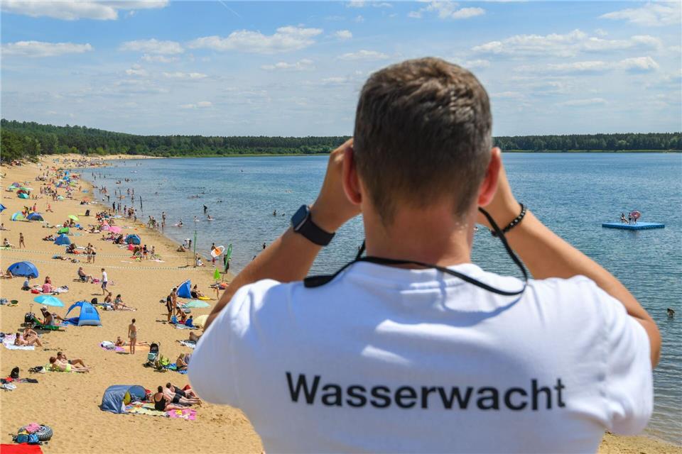 Die Wasserwacht des DRK ist in Brandenburg und Berlin im Einsatz. (Archivbild)Patrick Pleul/dpa-Zentralbild/dpa