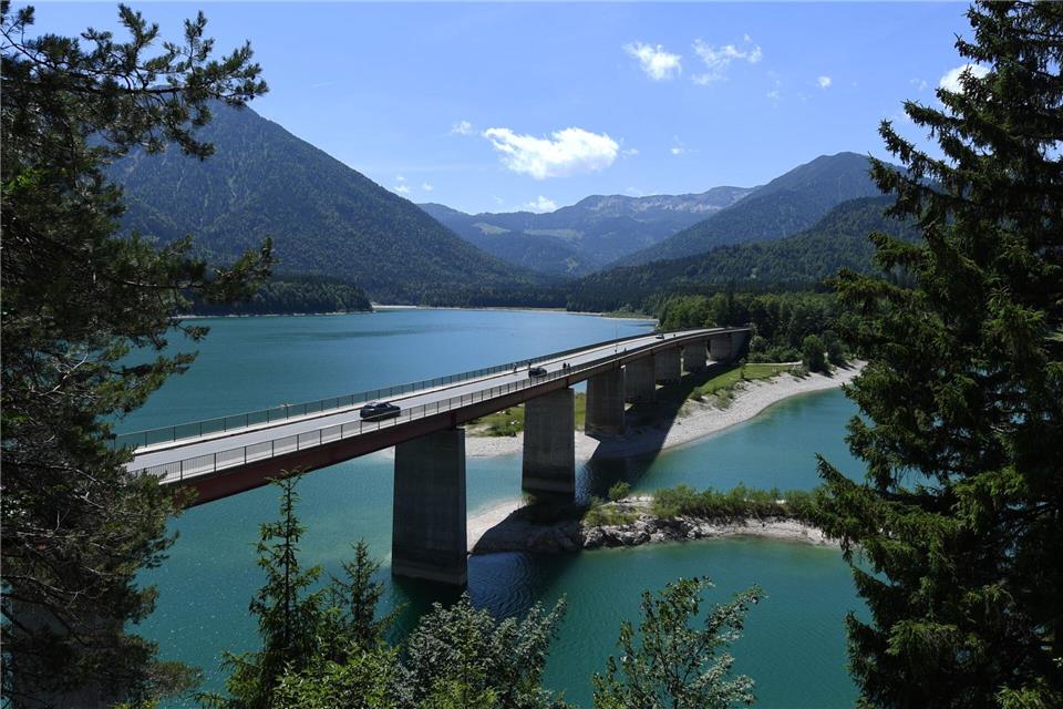 Die Wasserwacht weist auf den aktuell niedrigen Pegelstand des Sylvensteinspeichers hin. (Archivbild)Angelika Warmuth/dpa