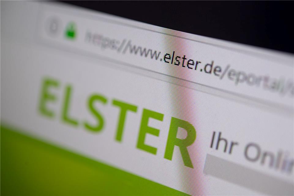 Die Webadresse der Steuer-Plattform Elster ist auf einem Monitor zu sehen.