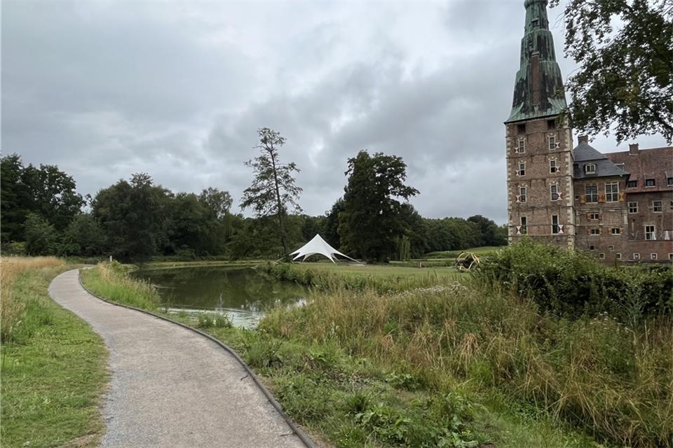 Die Wege am Schloss sind so ausgebaut worden, dass sie für Rollstuhlfahrer nutzbar sind.
