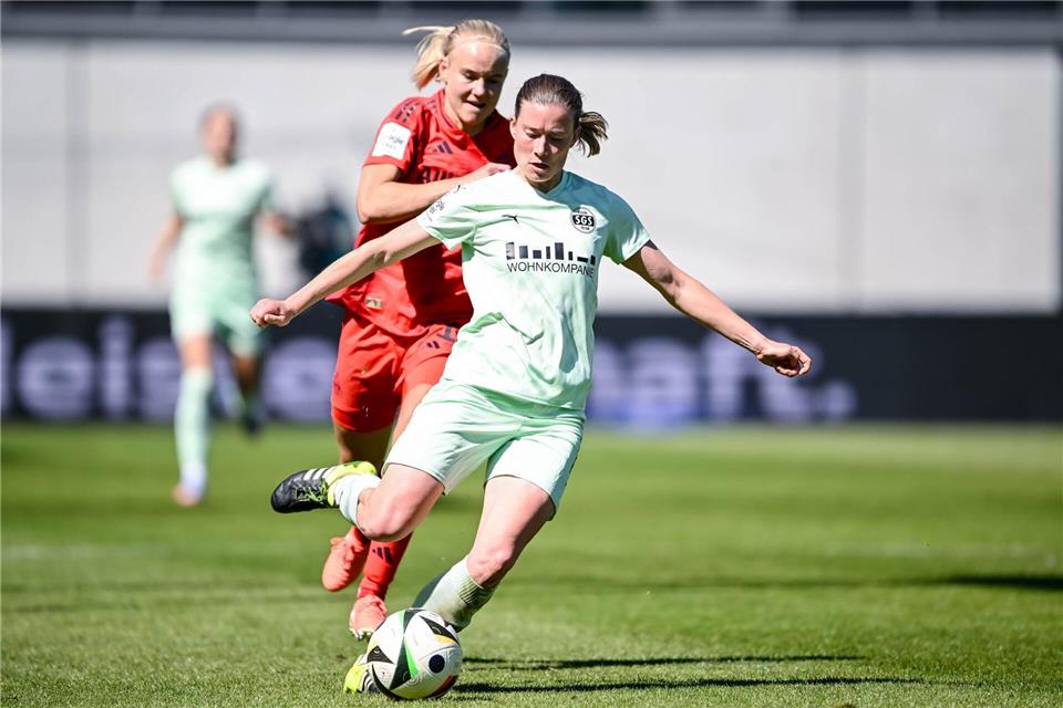 Die Wege trennen sich: In der Liga werden Lena Ostermeier (r) und die SGS Essen nicht mehr auf Bayerns Pernille Harder treffen. (Archivbild)Harry Langer/dpa