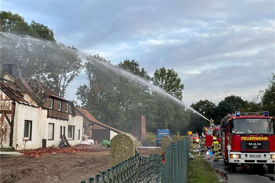 Die Wehr hat ein Abbruchhaus an der Brinkerstegge für eine Übung genutzt.