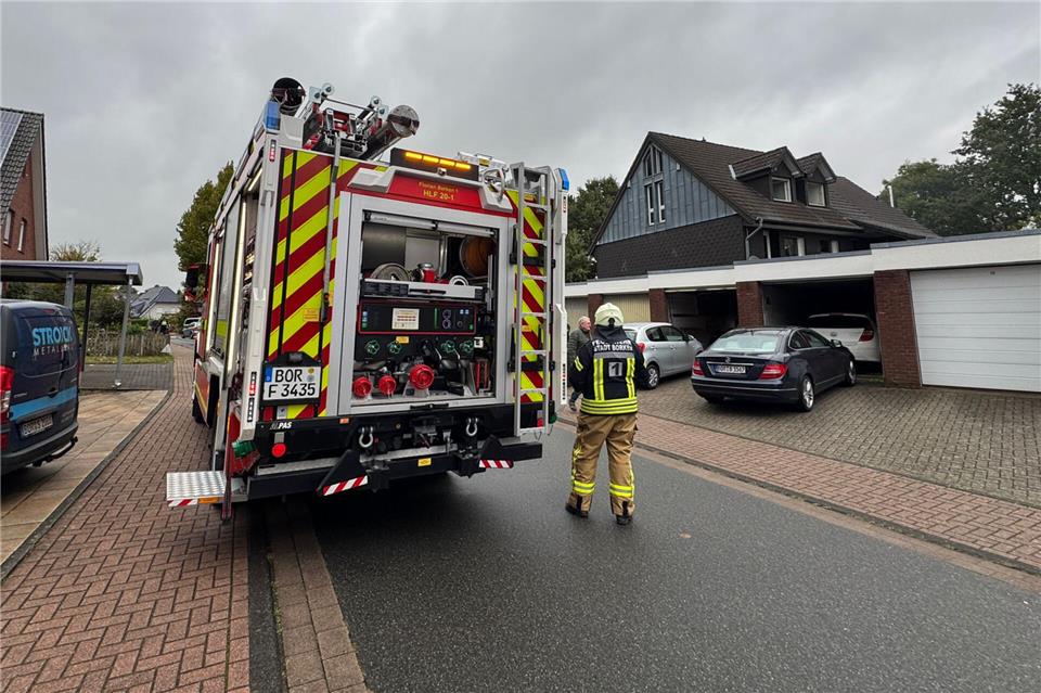Die Wehr löscht einen Brand in einem Wohnhaus auf der Ringstraße in Weseke.