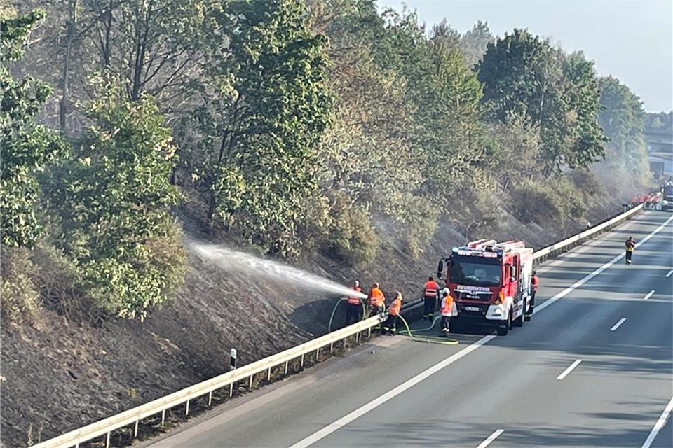 Die Wehrleute haben das Feuer auch von der A31 aus bekämpft.