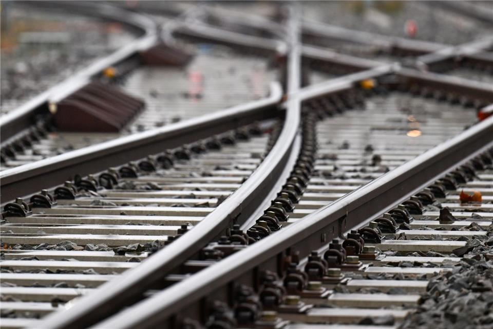 Die Weichenerneuerungen in Fulda mussten laut Deutsche Bahn kurzfristig eingeplant werden. (Symbolbild)Hendrik Schmidt/dpa
