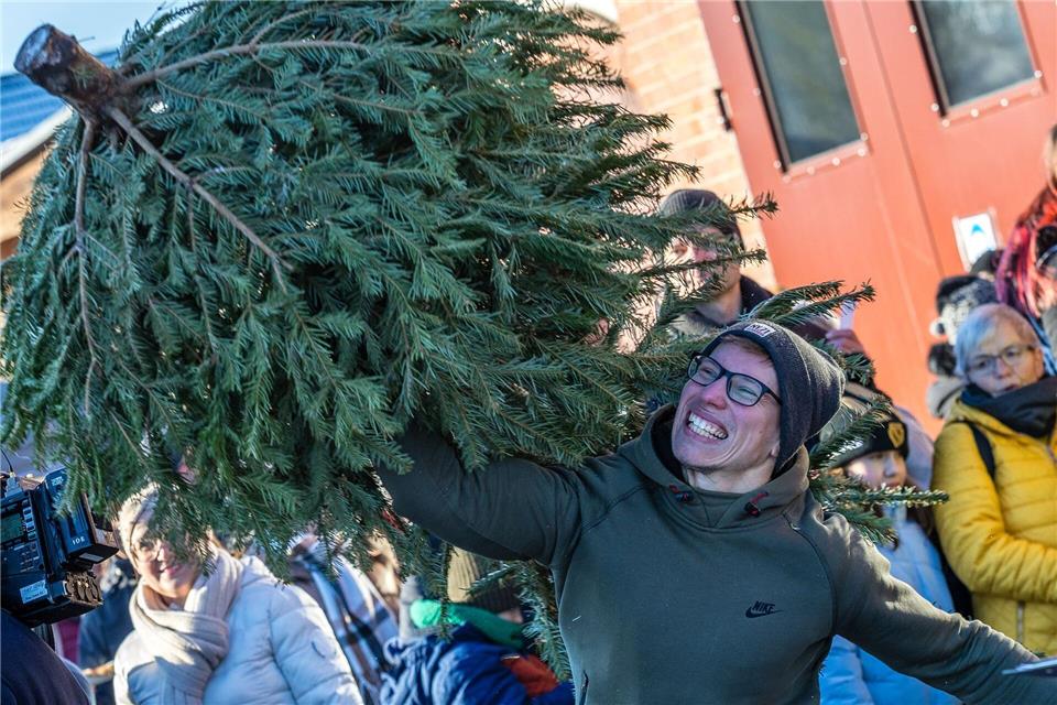 Die Weihnachtsbäume werden in Cottbus möglichst weit geworfen.Frank Hammerschmidt/dpa