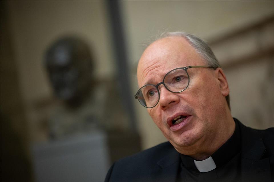 Die Weihnachtsbotschaft hat aus Sicht des Trierer Bischofs Stephan Ackermann „das Potenzial, unseren Lebensmut zu stärken“,  wie er in seiner Predigt zur Christmette im Trierer Dom erklärt. (Archivbild)Harald Tittel/dpa
