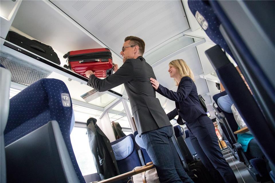 Die Weihnachtsreisewelle sorgt für volle Züge: Sitzplätze mit Sicht auf die Gepäckablagen helfen, Diebstähle zu verhindern.Christin Klose/dpa-tmn