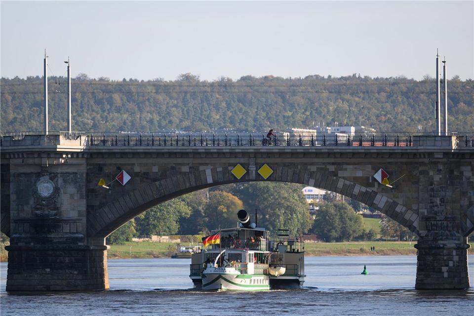 Die Weiße Flotte nimmt den regulären Linienbetrieb wieder auf. (Archivbild)Robert Michael/dpa