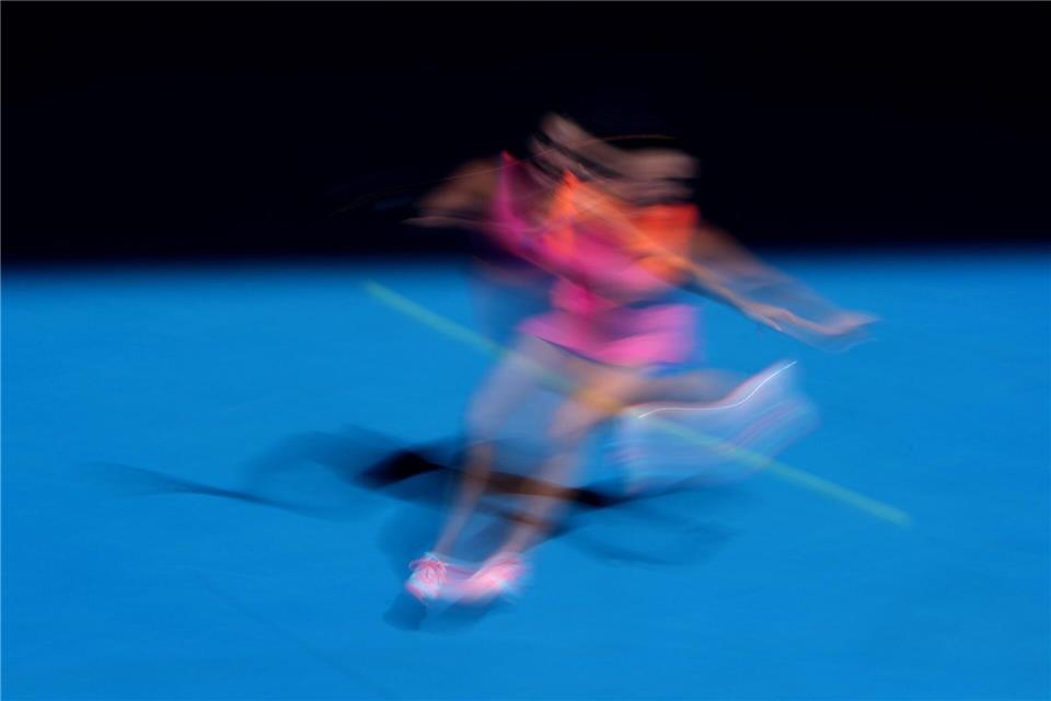 Die Weißrussin Aryna Sabalenka spielt einen Vorhand-Return.Asanka Brendon Ratnayake/AP/dpa